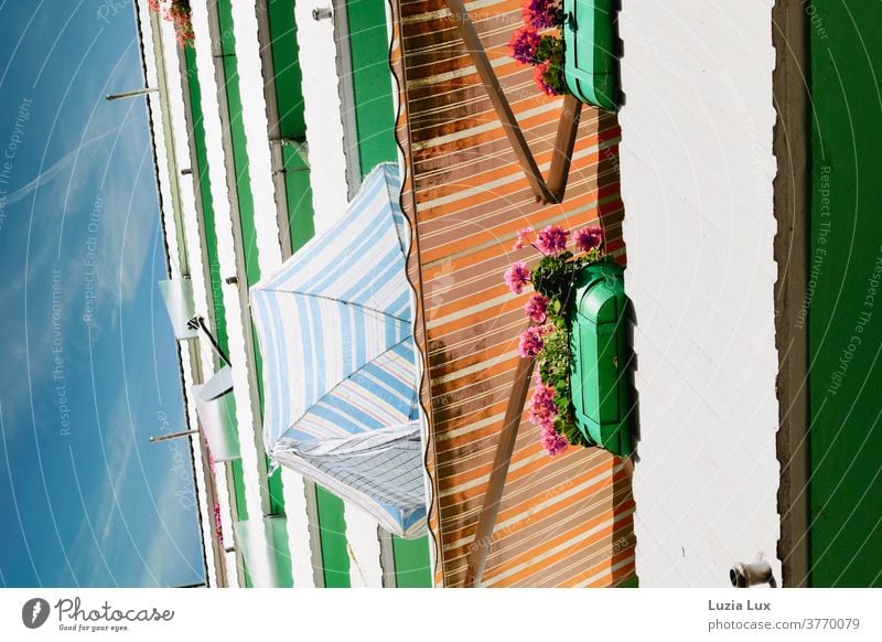 Die letzten Tage des Sommers oder Balkone und Sonnenschilde in einer Hochhaussiedlung, mit blauem Himmel und Sonnenlicht Markise Sonnenschirm Balkonblumen