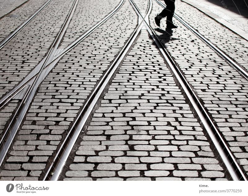 Schienenersatzverkehr straße schiene kopfsteinpflaster fußgänger gegenlicht laufen gehen querung straßenbahn Verkehrswege weiche beine füße Gleise urban metall