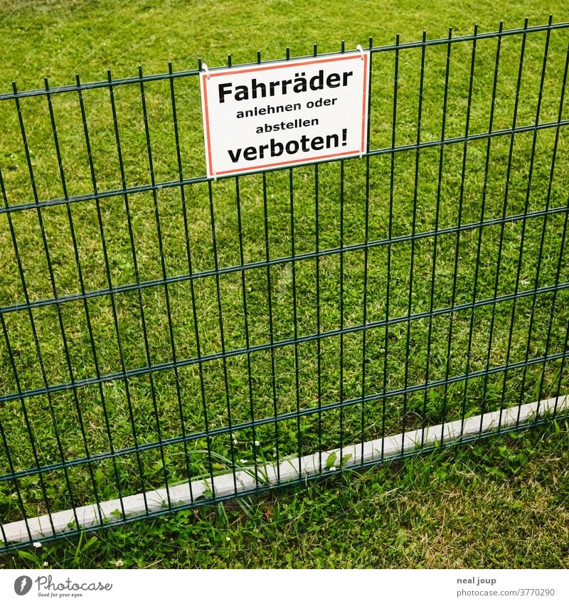 Verbotsschild an Zaun verbotsschild Ordnung deutsch spießig Schilder & Markierungen Verbote Außenaufnahme grün Rasen Gras Nachbarschaft öde Wiese Menschenleer