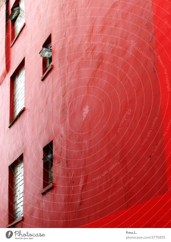 Der eher schlichten Hausfassade war ihr knallig roter Farbanstrich ein wenig unangenehm. Rückfassade Glasbausteine Fenster Farbe Altbau Stadt