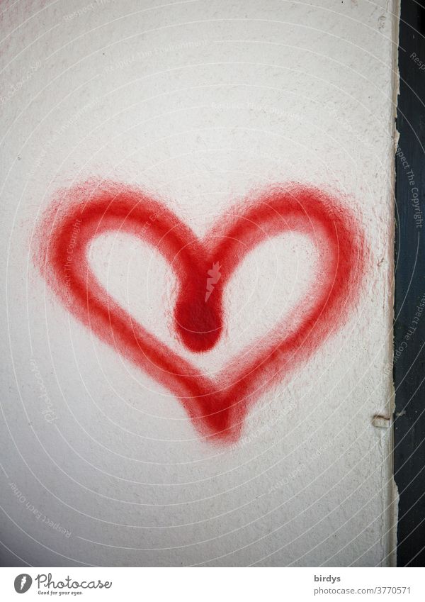 mit roter Farbe aufgesprühtes Herz. rotes Herz. Graffiti Liebe Wand Verliebtheit Romantik Gefühle Glück Lebensfreude Frühlingsgefühle positiv authentisch