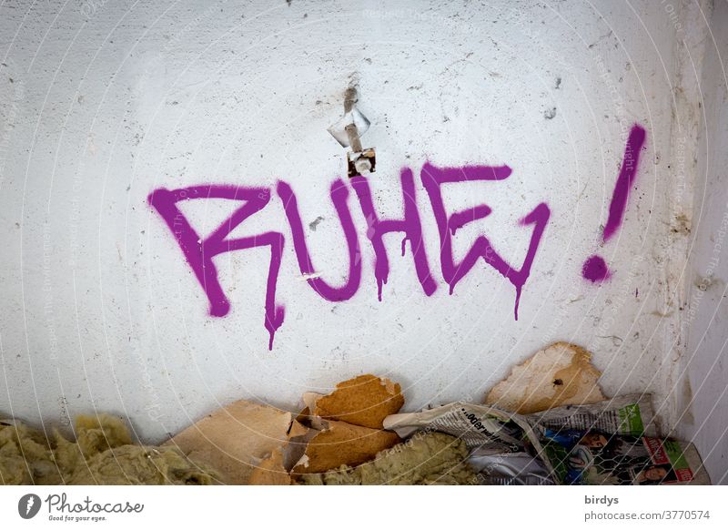 Ruhe !, Graffiti an einer Wand mit Unrat am Boden, Schrift, Wort, Ansage, ruhebedürftig eindringlich Empörung Ruhestörung Wut Buchstaben Schriftzeichen