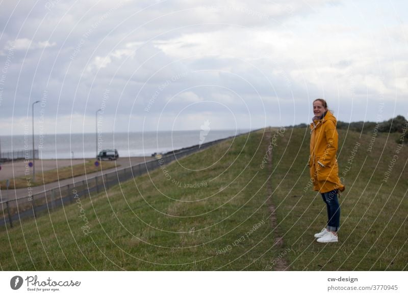 Frau auf Deich Niederlande Landschaft Himmel Küste