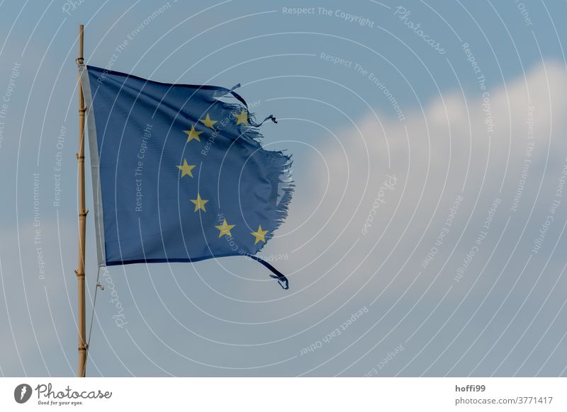 Europafahne - vom Wind zerfleddert Europaflagge ausgefranst Verfall Stern (Symbol) Symbole & Metaphern Politik & Staat zerfallen Vergänglichkeit Traurigkeit