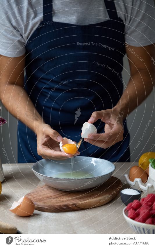 Aufgeschlagene Eier über Schüssel kochen Koch Pause Lebensmittel vorbereiten Küche kulinarisch selbstgemacht Eigelb Bestandteil Eierschale Frühstück Mann