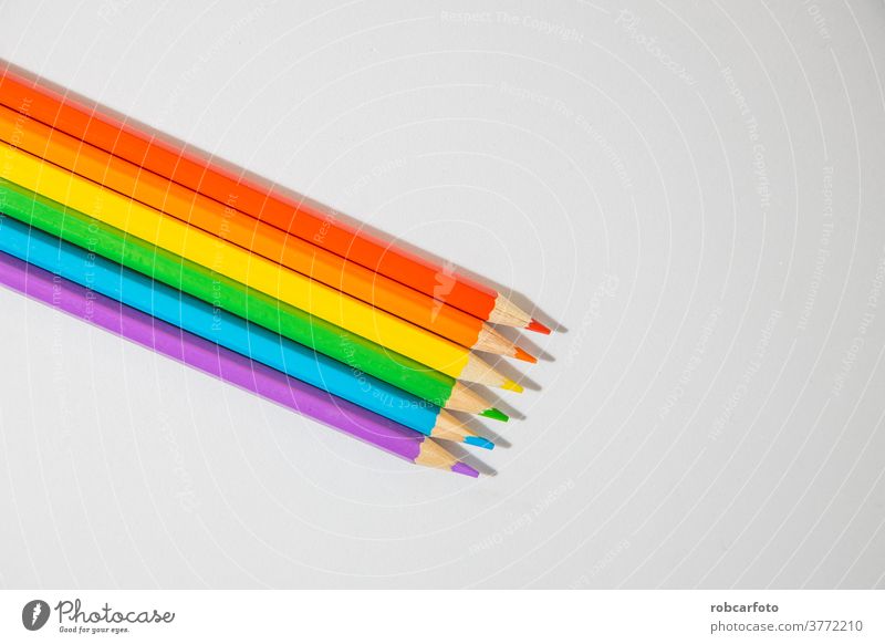 farbige Holzstifte, die die Farben der LGBTI-Flagge bilden Hintergrund lesbisch Regenbogen bisexuell lgbti Zeichen Fahne Grafik u. Illustration Transparente