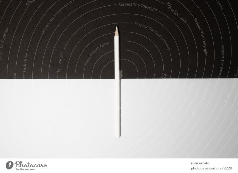 weißer Holzbleistift auf schwarzem und weißem Hintergrund. hölzern stechend Bleistift vereinzelt Radiergummi Schule Graphit Bildung zeichnen löschen Kunst