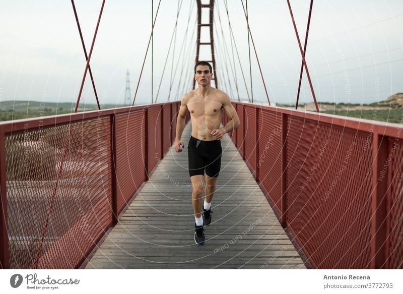 Läufertraining ohne Hemd auf der roten Brücke laufen Mann stark passen Fitness Steg Fußweg Männer männlich junger Erwachsener eine Person Torso muskulös Muskel