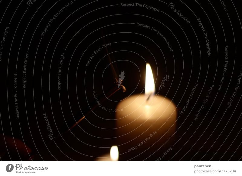 Zwei Kerzen leuchten im Dunklen. Trauer,  Hoffnung, Gemütlichkeit, Glaube licht brennen docht dunkelheit symbolik hoffnung glaube romantik Weihnachten & Advent