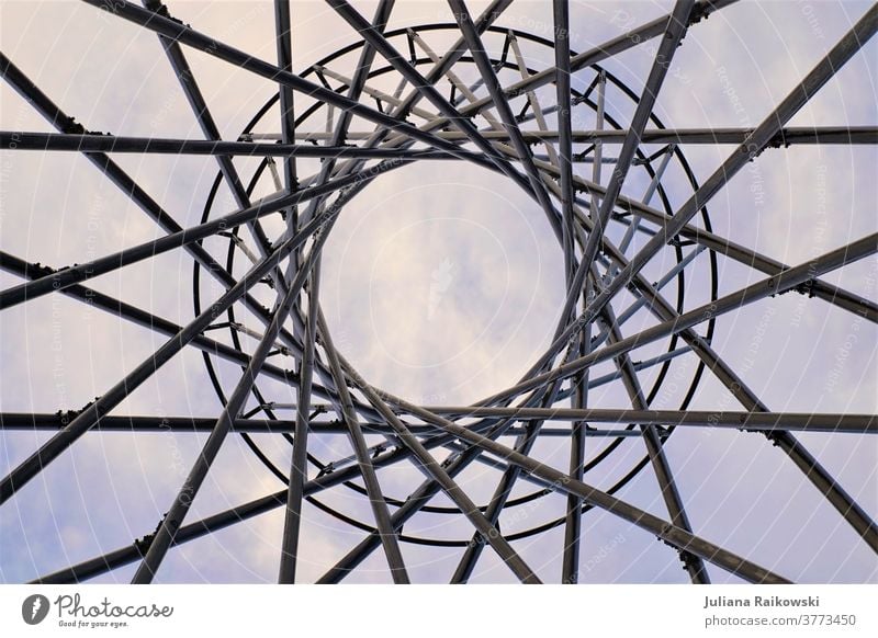 runde symmetrische Stahlkostruktion - Mae West in München Stahlkonstruktion Außenaufnahme Farbfoto Architektur Eisen Himmel Sehenswürdigkeit Froschperspektive