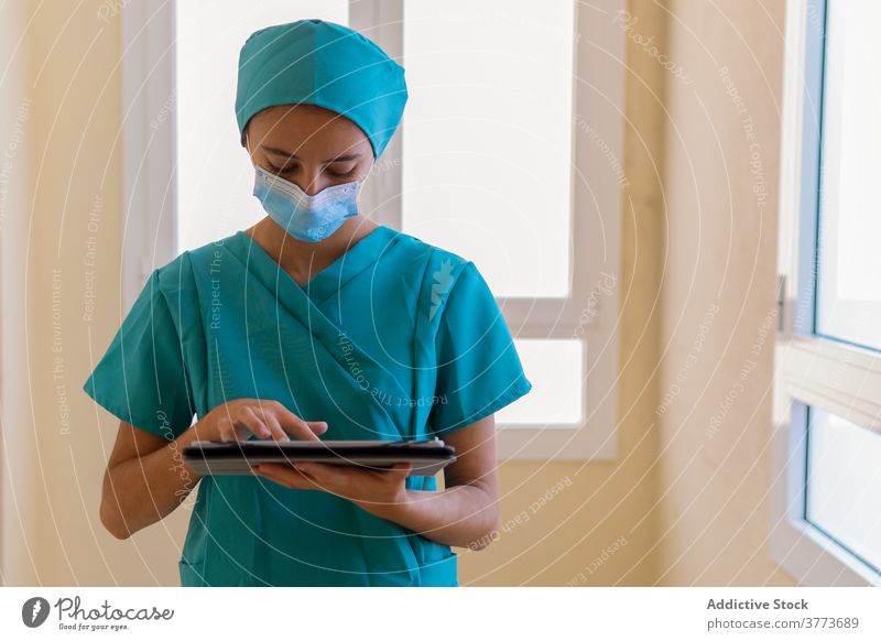 Medizinisches Personal verwendet Tablet im Krankenhaus Krankenpfleger Tablette benutzend Sanitäter Frau Klinik Arbeit medizinisch Apparatur digital Browsen jung