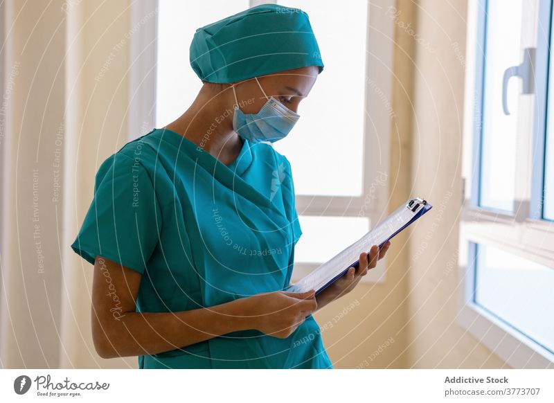 Krankenschwester schreibt auf Klemmbrett im Krankenhaus Krankenpfleger schreiben zur Kenntnis nehmen Sanitäter Frau Klinik Zwischenablage Arbeit medizinisch