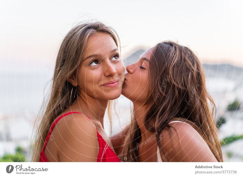 Zartes lesbisches Paar, das sich bei Sonnenuntergang küsst Kuss lgbt Frauen Angebot Umarmung Partnerschaft gleichgeschlechtlich Liebe Sommer Zusammensein Glück