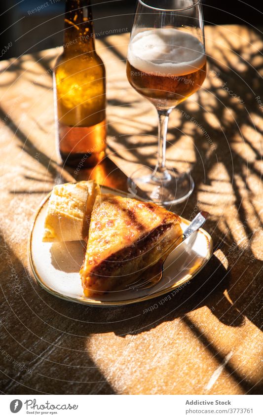 Bier und Kuchenstück auf dem Tisch Pasteten Snack Amuse-Gueule trinken Lebensmittel Portion dienen rustikal Restaurant Pub Getränk Alkohol geschmackvoll
