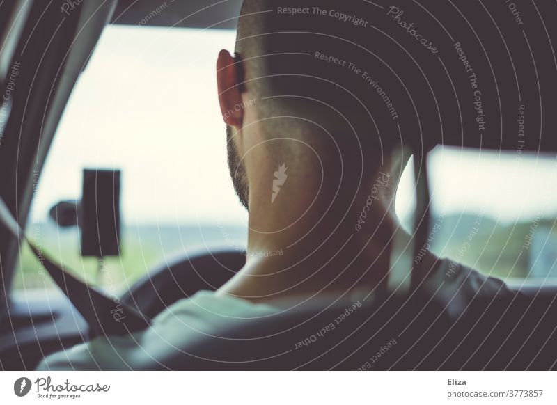 Mann beim Autofahren von hinten - ein lizenzfreies Stock Foto von Photocase