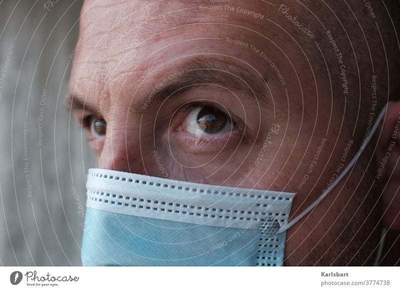 Mann mit Maske Corona-Virus Coronavirus COVID Pandemie Mundschutz Infektionsgefahr Gesundheit Prävention Ansteckend COVID-19 Quarantäne Gesundheitswesen