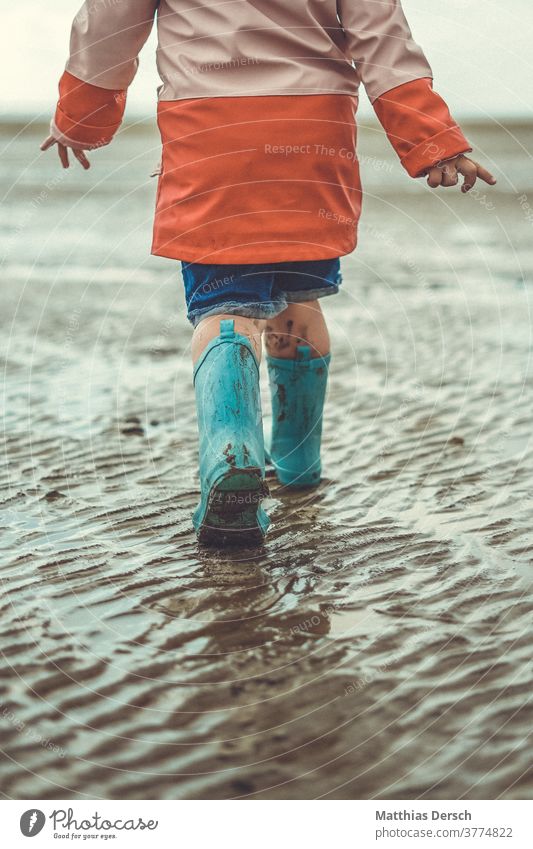 Spaziergang im Wattenmeer spazieren Spazieren gehen Kind Kinder Gummistiefel Strand Strandspaziergang Strandleben Meer Nordsee Nordseeküste Nordseestrand