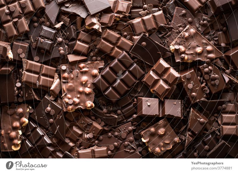 Hintergrund des Schokoladensortiments. Draufsicht auf verschiedene Schokoladensorten Überfluss sortiert Sortiment backen bitter schwarz braun Chips