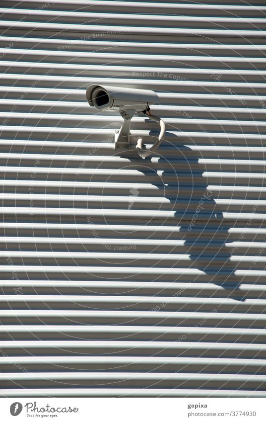Überwachungskamera an einer Wand Schatten Kontrolle Sicherheit sichern Abwehr Beobachtung Überwachungsstaat beobachten Schutz Technik & Technologie Videokamera