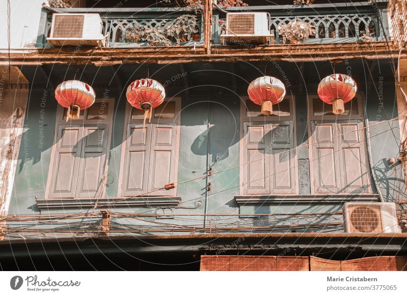 Chinesische Laternen, die an alten historischen Gebäuden im Kulturerbe der Yaowarat Road oder Chinatown in Bangkok-Stadt hängen historische Stadt