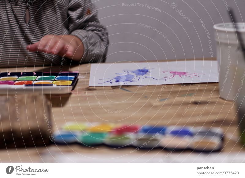 Kind macht ein Spritzbild mit Wasserfarbe. Kreativität, Malkasten malen wasserfarbe kind hand bunt kreativ Freizeit & Hobby Kindheit Hand Spritztechnik