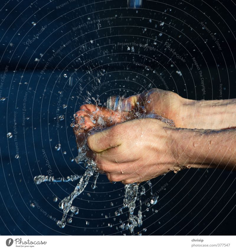 Hände waschen II Mensch Hand Finger Wasser Wassertropfen Regen berühren Reinigen nass Sauberkeit Reinlichkeit Reinheit Wasserspritzer Bewegungsunschärfe