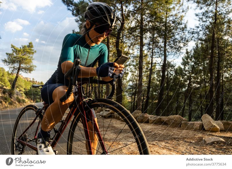 Frau Rennrad horizontal junger Erwachsener Reife Frau fahren Sonnenuntergang 40 Jahre Bewegung Menschen Reiten Sport Athlet Athletik Farbbild Fahrradfahren