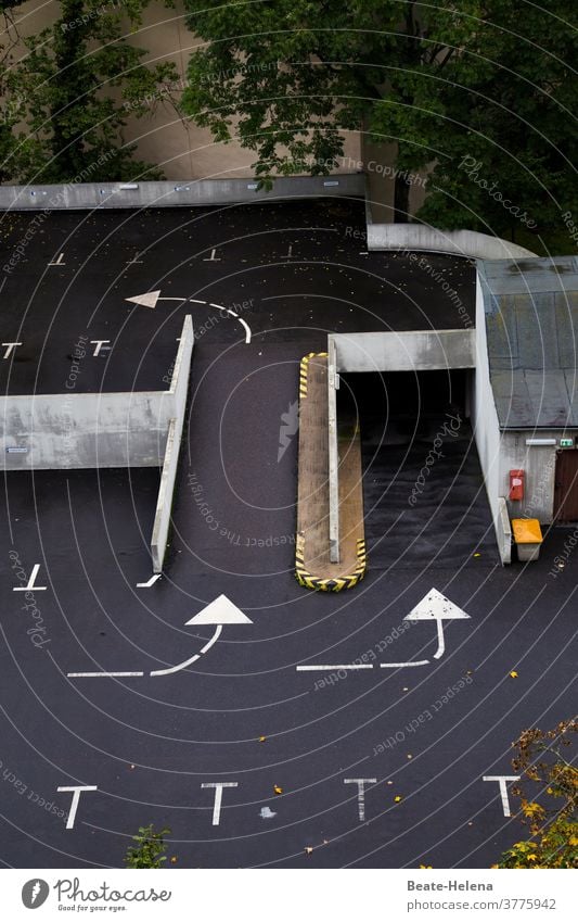 Ordnung muss sein - selbsterklärende Verkehrsregelung Strukturen & Formen Außenaufnahme sorgfältig Vorschriften Menschenleer Linien Pfeile graphisch Parkhaus