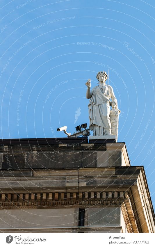 Mehraugen-Prinzip Überwachung Überwachungsstaat Überwachungskamera Sicherheit beobachten Farbfoto Videokamera Statue überwachen Kontrolle Wachsamkeit