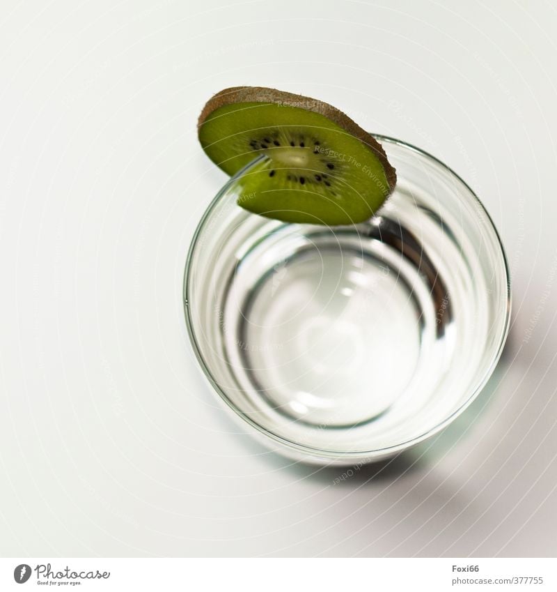Fruchtwasser Kiwi Getränk trinken Wasser Glas Gesundheit Gesunde Ernährung Wellness Leben Flüssigkeit frisch kalt natürlich Sauberkeit braun grün weiß Natur