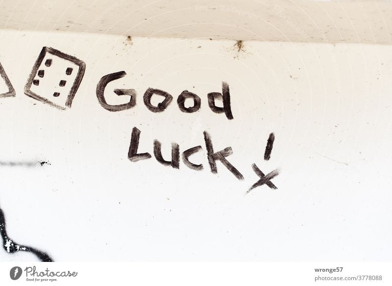 Good Luck ! mit schwarzer Farbe auf eine weiße Wand geschrieben Graffito Schrift schwarze Farbe weißer Hintergrund Farbfoto Menschenleer Schriftzeichen