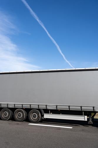 Systemrelevant l Logistik l lebensnotwendig Lkw Güterverkehr & Logistik Transport Verkehr Lastwagen Straße Straßenverkehr Farbfoto Fahrzeug Autobahn