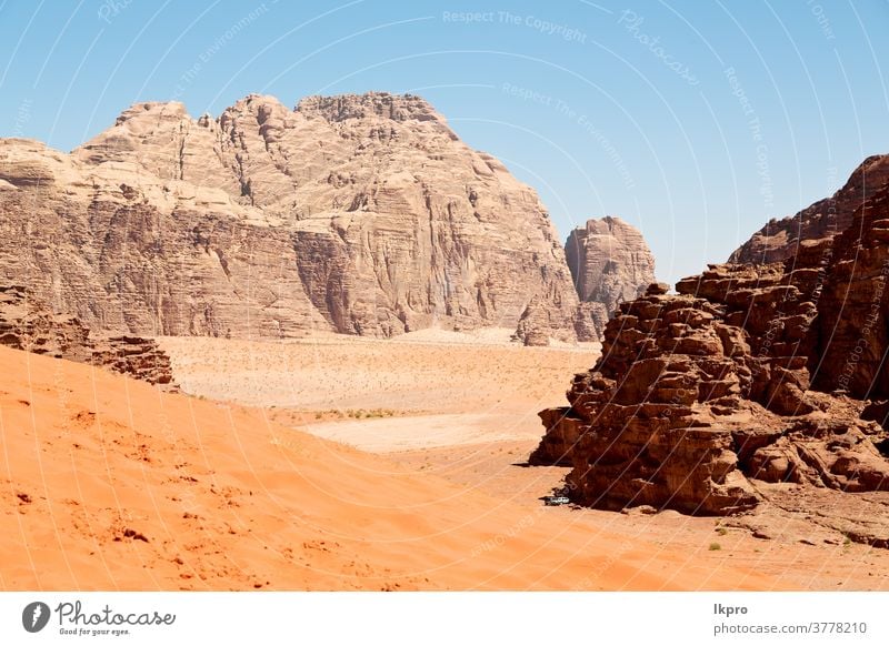 im Wüstensand und im Gebirge Abenteuerziel Rum Wadi Jordanien wüst Landschaft Natur Sand Tal Himmel Berge u. Gebirge rot Osten Felsen Mitte Tourismus trocknen
