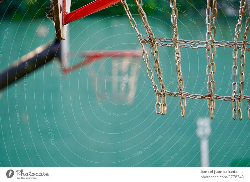 Basketballkorb, Straßenkorb in der Stadt Bilbao Spanien Reifen Sport spielen Spielen Gerät Konkurrenz Verlassen alt Gericht Feld Park Spielplatz im Freien