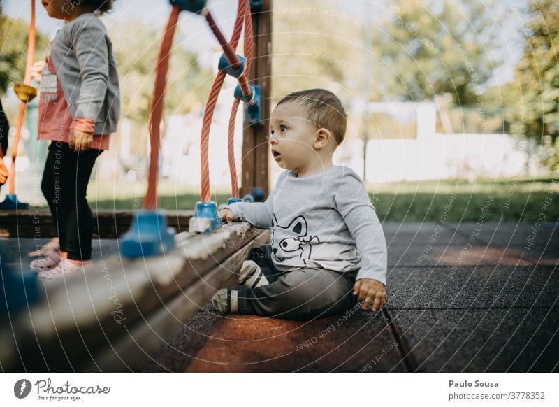 Kleinkind spielt auf dem Spielplatz Kaukasier Kind Kindergarten Spielen Park niedlich 1 Freizeit & Hobby Kindheit Außenaufnahme Freude Farbfoto Mensch Glück