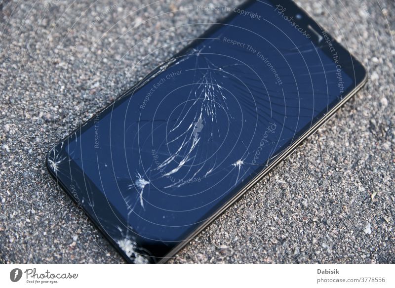 Beschädigtes Smartphone mit gebrochenem Touchscreen auf Asphalt Telefon Bildschirm Schaden Zelle fallen Tablette Stock Mobile Straße Riss zerschlagen