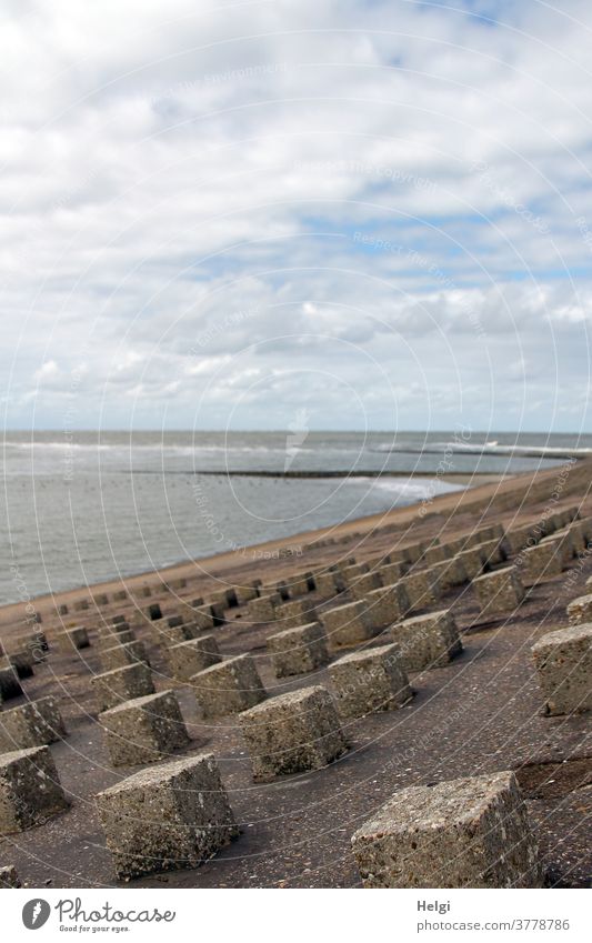 Küstenschutz - Betonklötze als Wellenbrecher am Deich von Wangerooge, im Hintergrund die Nordsee Deichschutz Wasser Polder Insel Nordseeinsel Außenaufnahme