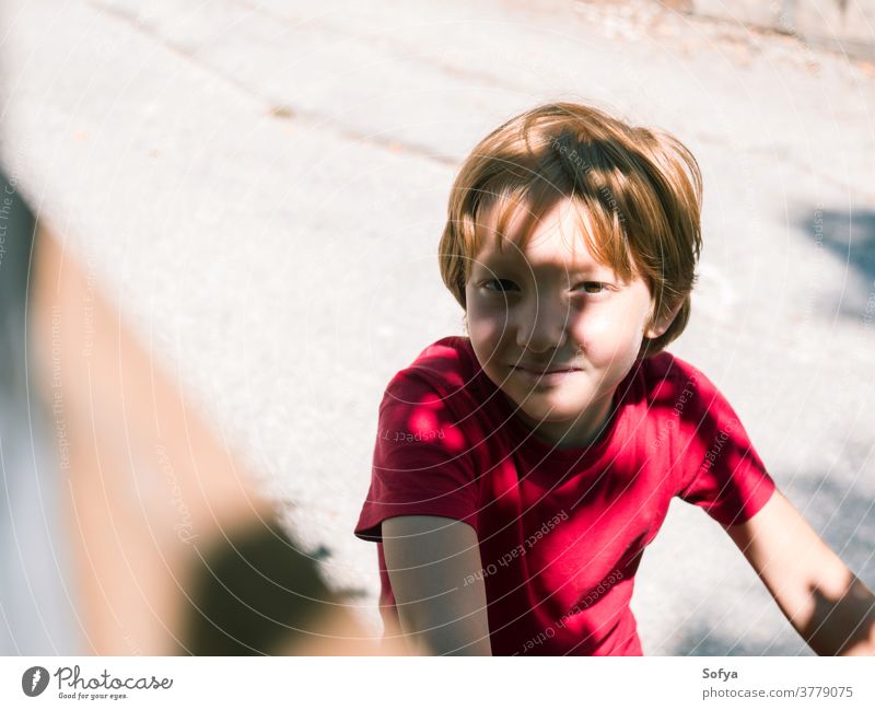 Kleiner Junge spielt im Sommer im Freien Lifestyle Kind authentisch Freiheit Fahrrad Natur Gesicht Lächeln Sonne Spaß wenig Porträt niedlich Freude blond