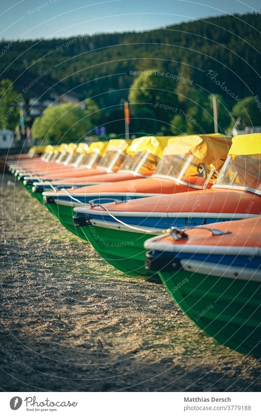 Tretboote machen Pause Bootsfahrt Boote See Seeufer Urlaub Außenaufnahme Sommer Tourismus Wasserfahrzeug Ferien & Urlaub & Reisen Schifffahrt Ausflug