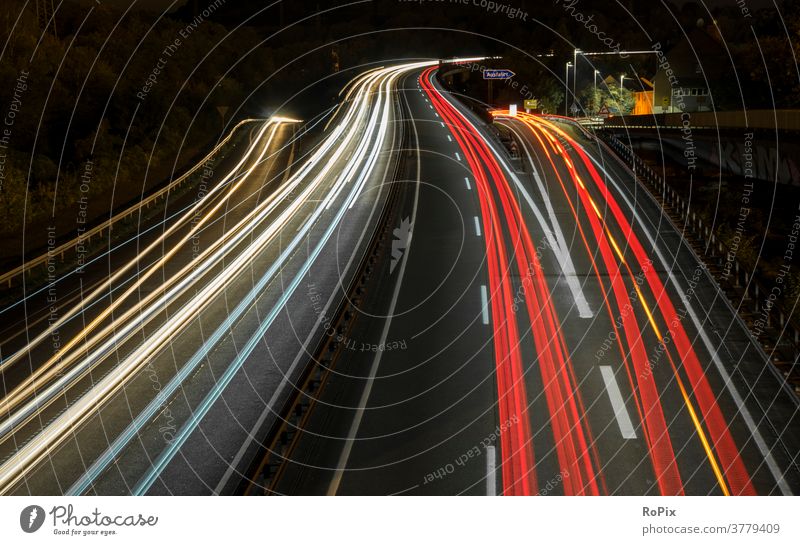 Lichtspuren auf einer Autobahn. Straße motorway Geschwindigkeit speed crossing Unterführung Bewegung Rohr Technik Infrastruktur Stadt Verkehr Verkehrsführung