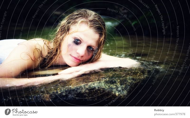 Wassernymphe feminin Junge Frau Jugendliche Kopf 1 Mensch 13-18 Jahre Kind Natur Moor Sumpf Teich See Bach Fluss blond liegen Blick Freundlichkeit nass