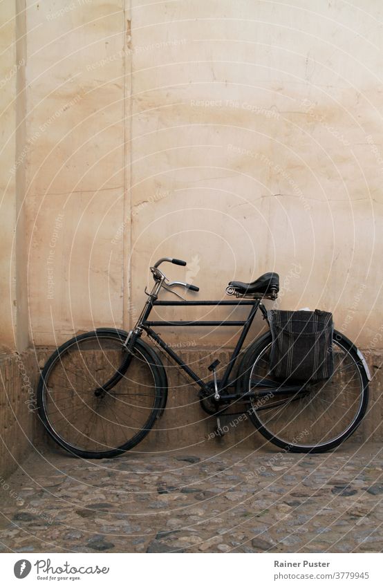 An eine Wand gelehntes Oldtimer-Fahrrad Antiquität Hintergrund klassisch Zyklus alt im Freien retro Straße Stil Stadt Verkehr Transport urban altehrwürdig Rad