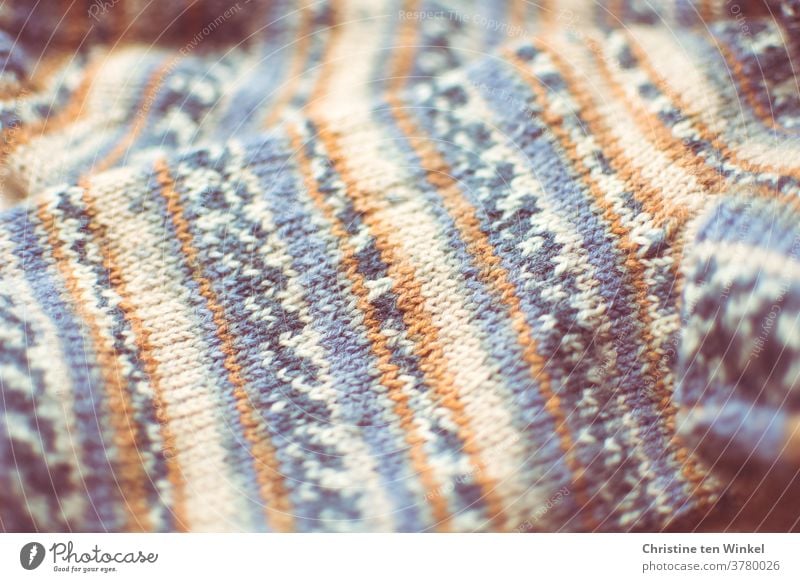 Handgestrickte warme Wollsocken für Herbst und Winter mit Muster. Nahaufnahme Socken stricken handgestrickt selbstgemacht Wolle Freizeit & Hobby Handarbeit
