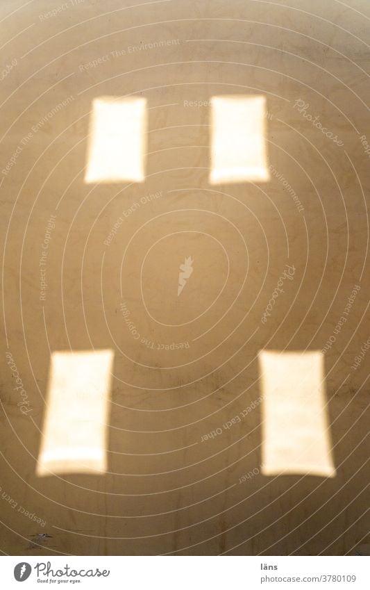 Vieraugengespräche Wand Licht Schatten Haus Reflexionen Farbfoto Menschenleer Mauer