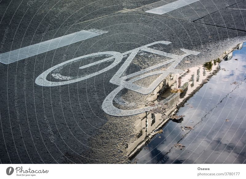 Radweg An Pfutze Fahrrad Ein Lizenzfreies Stock Foto Von Photocase