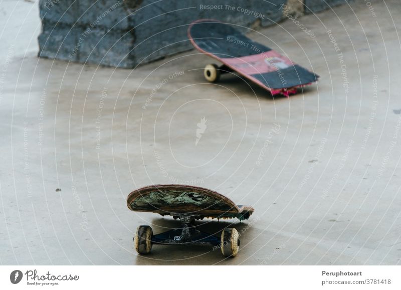 Kaputtes Skateboard gebrochen Schlittschuh Skateboarding schwarz Sport Hintergrund weiß Holzplatte extrem schön Design Straße Beton Verlassen Bürgersteig