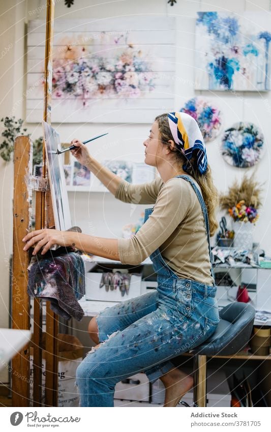 Weibliche Künstlerin malt auf Leinwand in der Werkstatt Frau Farbe Staffelei kreativ zeichnen Kunst Talent Arbeit farbenfroh Bild Hobby Handwerk Inspiration