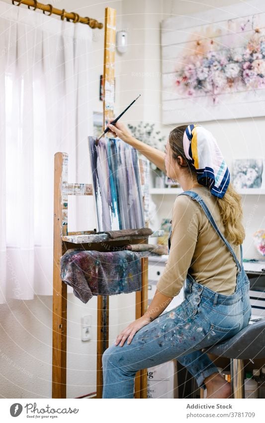 Weibliche Künstlerin malt auf Leinwand in der Werkstatt Frau Farbe Staffelei kreativ zeichnen Kunst Talent Arbeit farbenfroh Bild Hobby Handwerk Inspiration