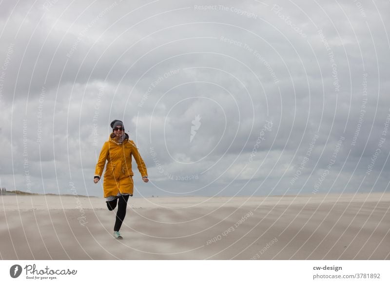 Frau am Strand windig Meer Küste Himmel jung