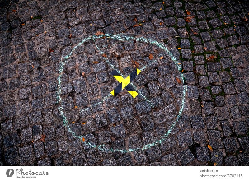 Kreuz auf einem Kreuz in einem Kreis berlin froschperspektive hauptstadt innenstadt mitte platz straßenfotografie street photography szene urban kreuz x kreis